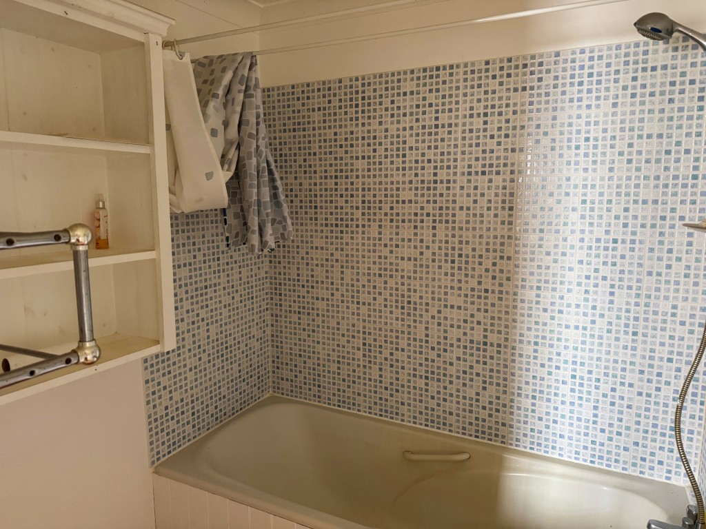 Lot: 22 - ONE-BEDROOM BUNGALOW WITH GARDEN FOR INVESTMENT OR OCCUPATION - Shower Room with W.C.